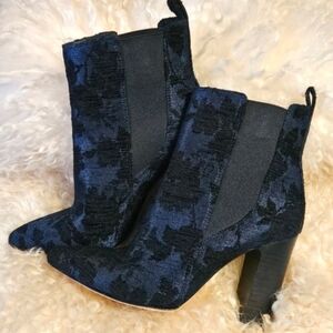 Elegant Blue Velvet Ankle Boots Vegan Floral By VINCE CAMUTO size 8.5